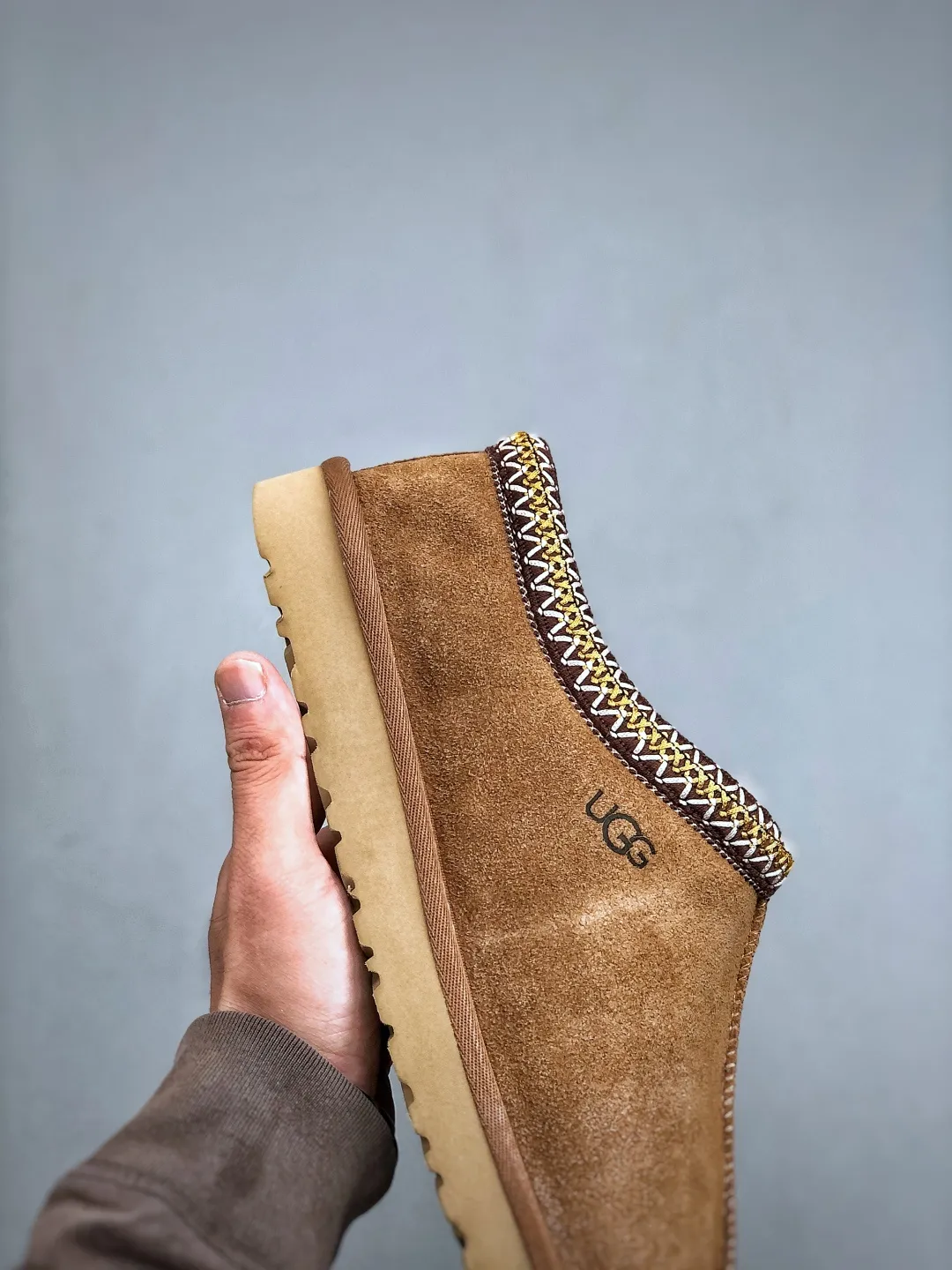 Local self-pickup💰540 supports store placement. The top version on the market. UGG Tazz. Ethnic thin-soled men's and women's models. Xiaohongshu's hot model. Produced by a major foreign trade factory in Guangzhou. Real sheep fur from toe to insole. Independent outer box packaging. Chip. Waterproof process. Different from any version on the market. 5cm thick sole, independently developed original outsole, cashmere insole, keeping warm in winter, suitable for home use. In the new year, uug launched a style series, which is partially geared towards the preferences of young consumers. It has also moved to the forefront of fashion trends. Shoe body material, water-repellent coated suede upper, 17 mm UGGPURE™ implanted wool insole, lightweight non-slip and comfortable rubber outsole, with brand LOGO and trademark, with full package Size: 35 36 37 38 39 40 41 42 43 44 45